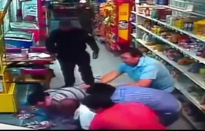 VIDEO: Tunden a golpes a asaltante en una tienda rápida