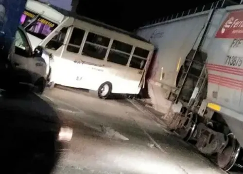 Se registra choque de transporte público y tren