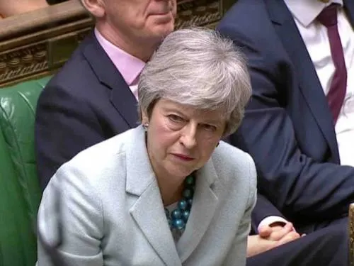 Parlamento británico toma control del Brexit; hace a un lado a May
