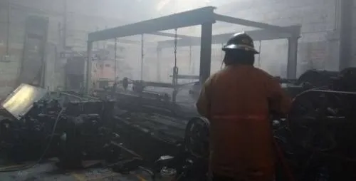 Bomberos Puebla sofocaron incendio en bodega de colchones