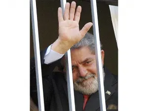 Lula abandona la comisaría tras concluir su declaración
