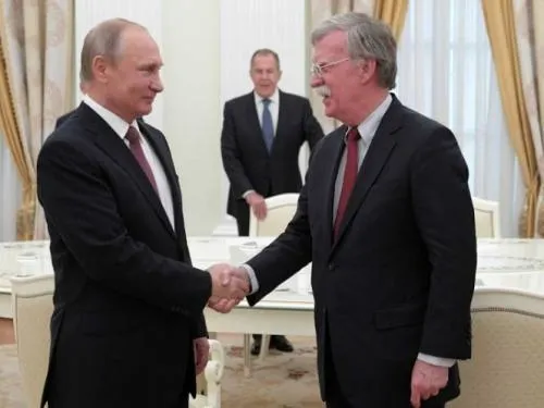 Putin recibe a asesor de Trump; preparan cumbre