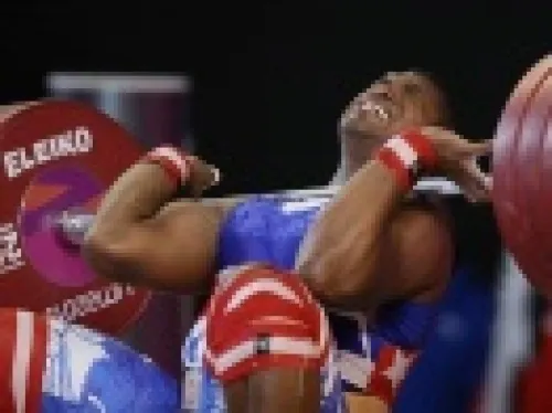 Susto en Panamericanos; se le vino la barra de 211 kg al cuello