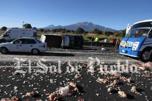 Se vuelca camioneta sobre la autopista México-Puebla