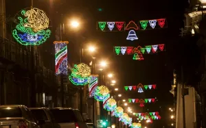 Más de mil 500 luminarias tricolor adornarán Puebla