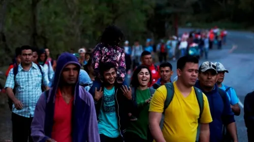 Caravana migrante alista cruce a México desde Guatemala