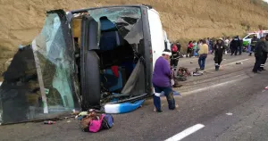 Vuelca autobús en la autopista México-Puebla, hay un muerto y varios lesionados