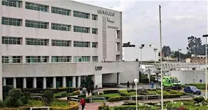 Mujer se arroja de hospital en Toluca; cayó encima de dos enfermeras que caminaban