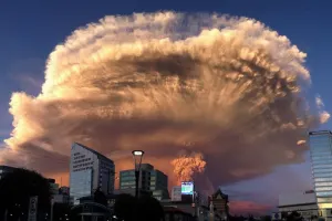 Tras erupción, incrementa su actividad el volcán Calbuco, en Chile