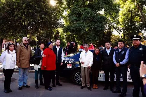 Presidente Municipal entregó una nueva patrulla a vecinos del Barrio de Santiago