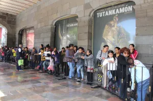 Cientos de visitantes disfrutan de los últimos días de Tutankamón