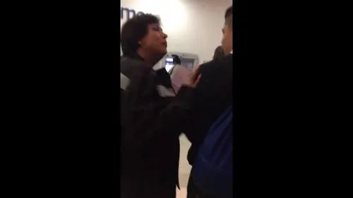 #VIDEO #LadyCajero insulta y golpea a joven por no dejarla meterse a la fila