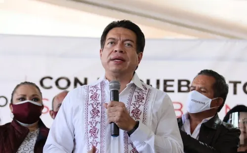 Mario Delgado pide retirar espectaculares en los que es promocionado