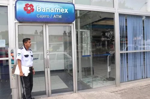 Sujetos armador atracaron la sucursal de Banamex en Xanenetla
