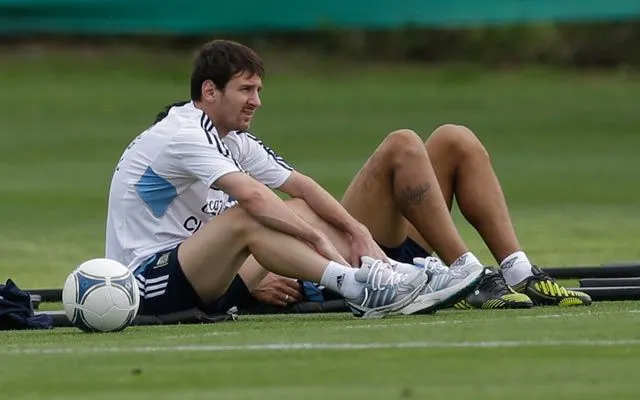 Me encuentro bien, por suerte no fue más que un golpe, habla Messi tras lesión
