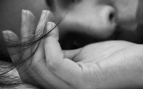 Pareja de alcohólicos se corta las venas porque los encerraron; uno murió