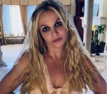 Britney Spears arremete una vez más contra su padre, lo llama infiel