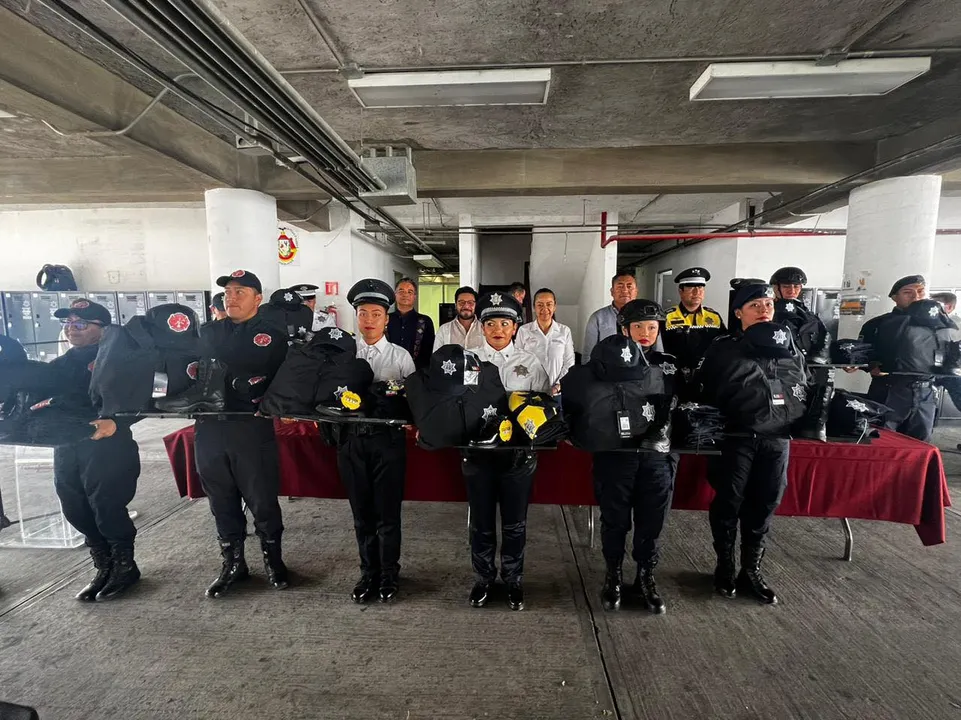 Ariadna Ayala realiza nueva entrega de uniformes a personal de la Secretaría de Seguridad Pública en Atlixco