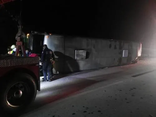 Tráiler embiste camión en el que viajaban integrantes de la UPVA 28 de Octubre