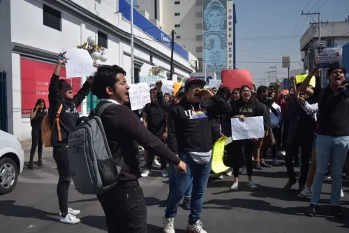 Por gente infiltrada en manifestación, estudiantes de la BUAP levantan cerco