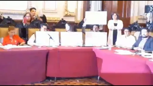 Por falta de obras y resultados, regidores protestan durante comparecencia de Román Romano