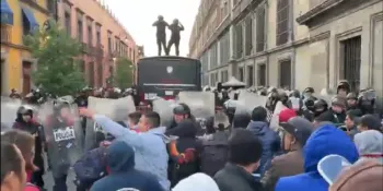 Maestros de Oaxaca intentan entrar por la fuerza a Palacio Nacional para entregar pliego a AMLO