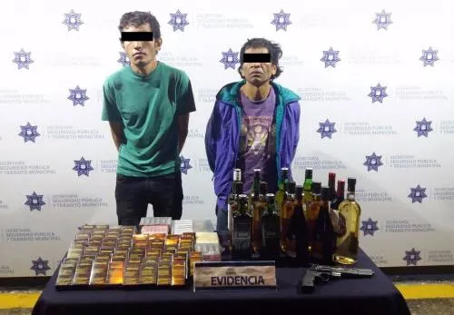 Detiene policía municipal a cinco personas por robo a tiendas Oxxo