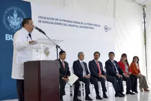 Colocan primera piedra de la Torre Médica de Especialidades del HUP