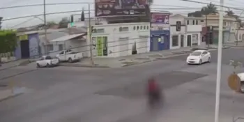 Patrulla atropella a dos hermanos que viajaban en una moto en la ciudad de Cajeme, Sonora