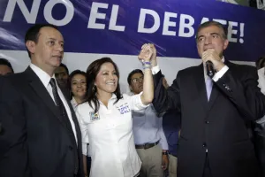 De porras a bostezos pasan seguidores de Gali al ver debate en Salón JP