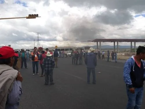 ¡Otra vez! Vecinos de Cuyoaco cierran nuevamente carretera a Teziutlán a falta de agua