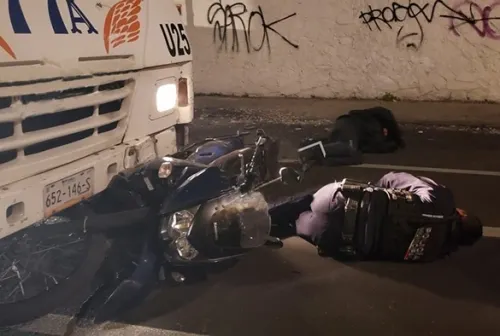Microbús del transporte público atropella a policías en motocicleta