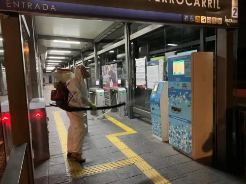 Sanitizan terminales y paraderos de ruta