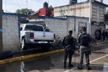 Mujer estrella su camioneta contra una barda al escapar de dos hombres armados en Cholula