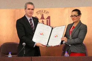 UPAEP, recibe distintivos de Empresa Incluyente y Familiarmente Responsable