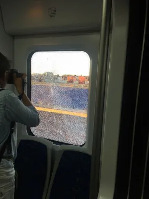 En el primer recorrido del Tren Turístico resulta dañada ventana por pedrada