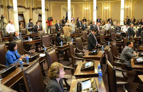 Entregarán 45 días de aguinaldo a trabajadores y diputados del Congreso del Estado