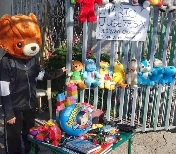 Sniff: Niños ofrecen sus juguetes a cambio de despensa para ayudar a su mamá sin trabajo