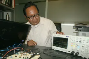Académicos FCE diseñan sistema híbrido para recolección de energía