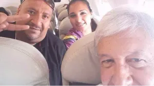 AMLO y la Polisex coinciden en vuelo