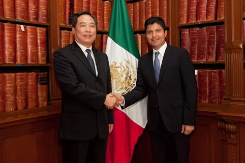 Eduardo Rivera recibe a delegación de Wuxi, China