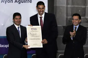 Comuna entrega título de “Visitante Distinguido” a Gustavo Ayón