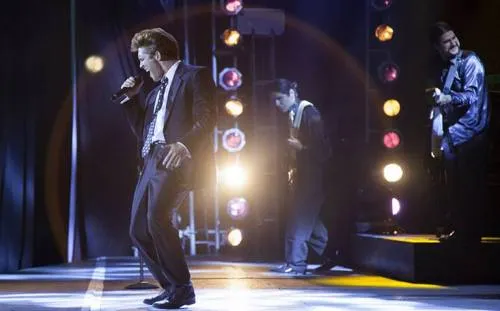 Descubre las primeras imágenes de la serie de Luis Miguel en Netflix