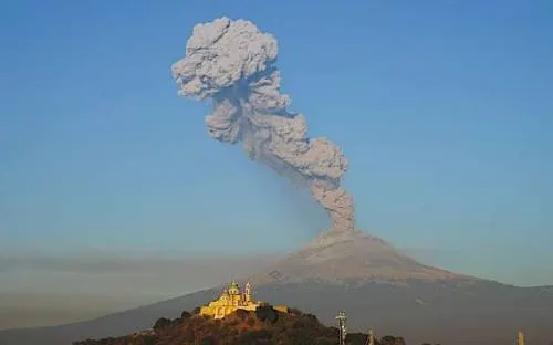 Popocatépetl emitió ceniza y material incandescente durante la madrugada