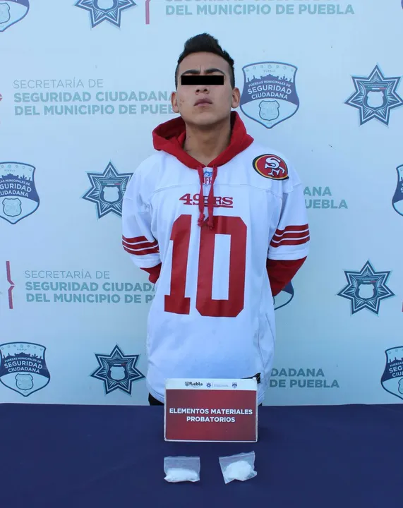 Detuvo policía municipal de Puebla a hombre en posesión de cerca de 50 gramos de posible cristal