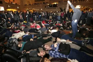 Crecen protestas en NY por muerte de afroamericano a manos de policía