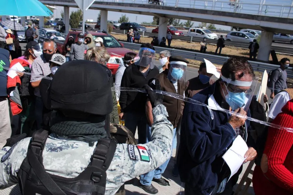 Filas y caos en Cholula para recibir la vacuna contra el Covid-19