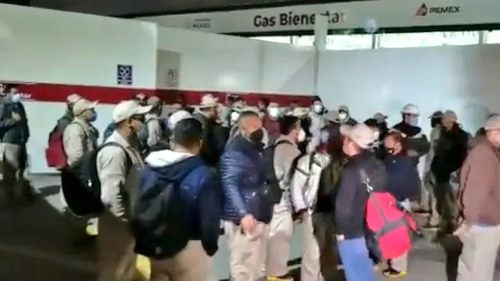 Protestan trabajadores de Gas Bienestar en Iztacalco por sueldos