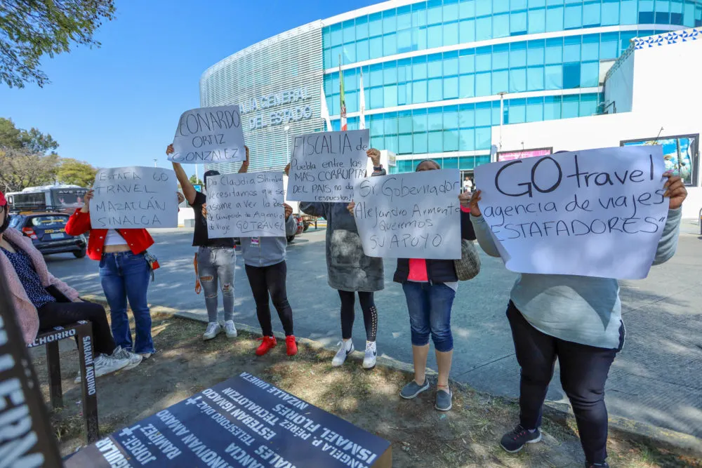 Personas defraudadas por Go Travel se manifiestan en la Fiscalía de Puebla y exigen justicia