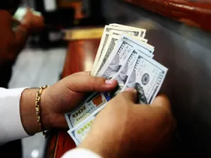 Dólar se vende en 18.75 pesos en el AICM